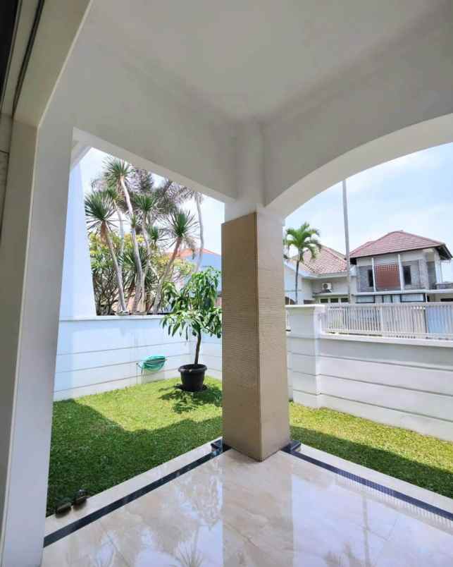 rumah lokasi berada di kawasan elit perum araya