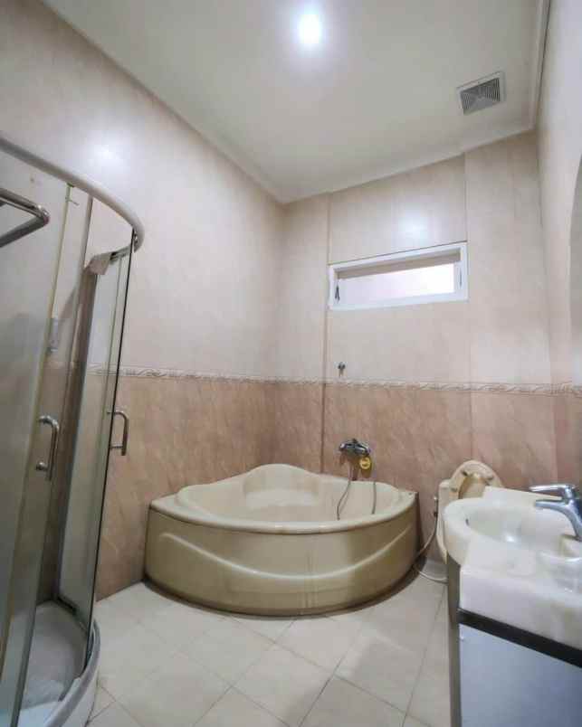 rumah lokasi berada di kawasan elit perum araya