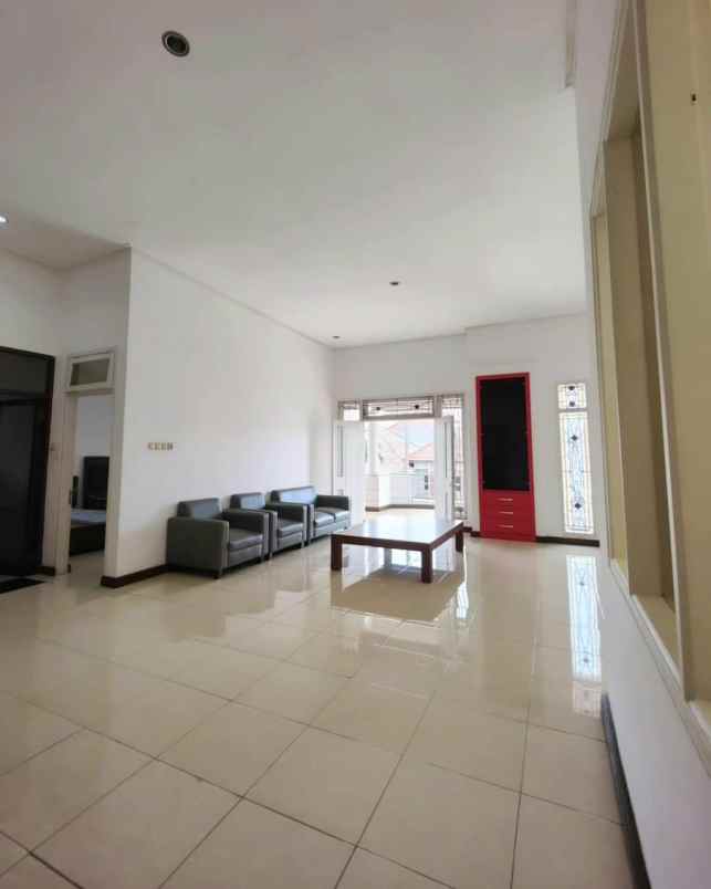 rumah lokasi berada di kawasan elit perum araya