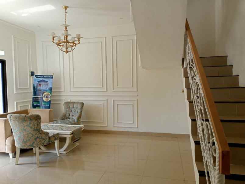 rumah lokasi strategis dijalan