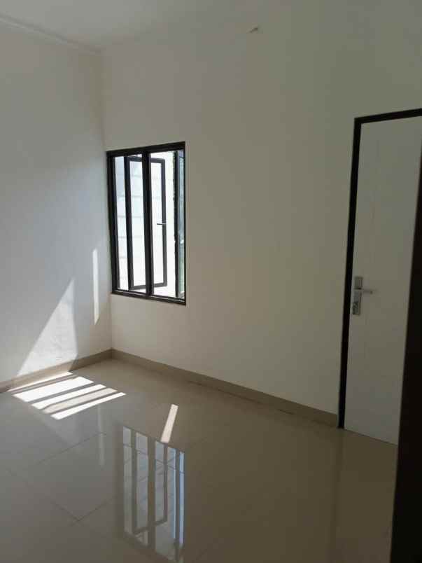 rumah lokasi strategis dijalan