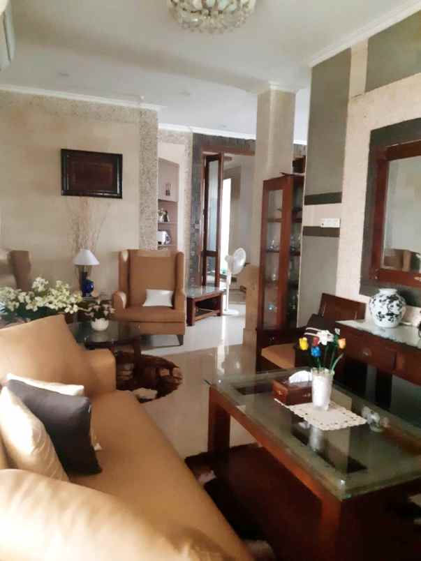 rumah luas rapi dalam perumahan meruyung depok