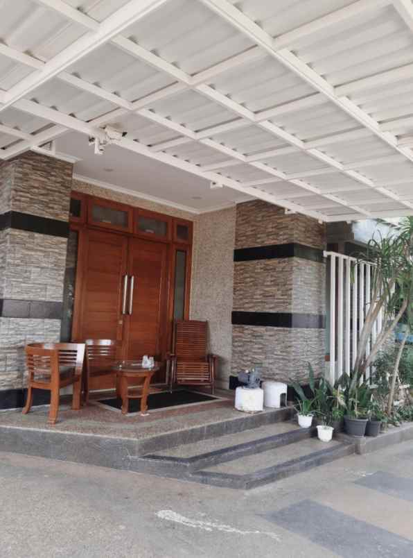 rumah luas rapi dalam perumahan meruyung depok