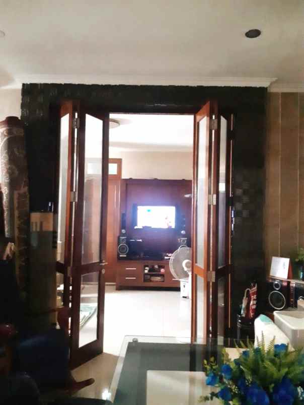 rumah luas rapi dalam perumahan meruyung depok