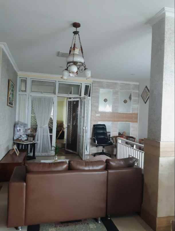 rumah luas rapi dalam perumahan meruyung depok