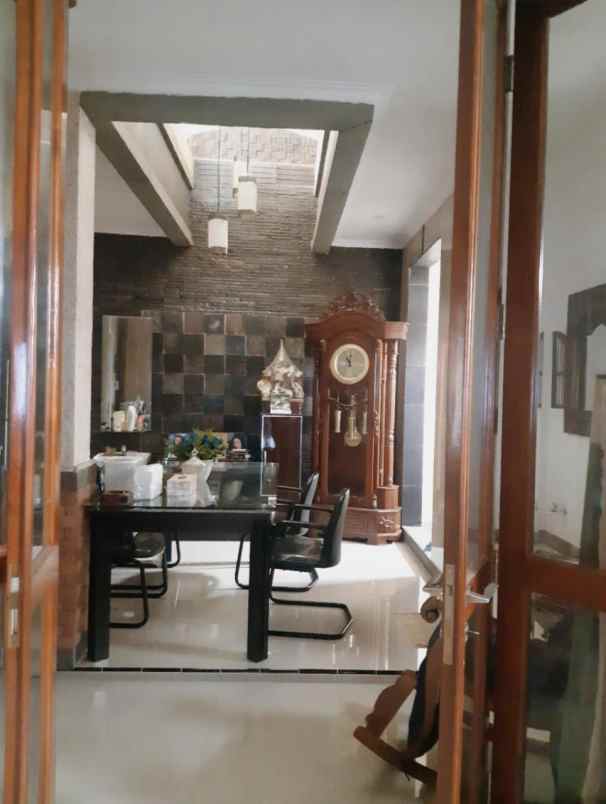 rumah luas rapi dalam perumahan meruyung depok