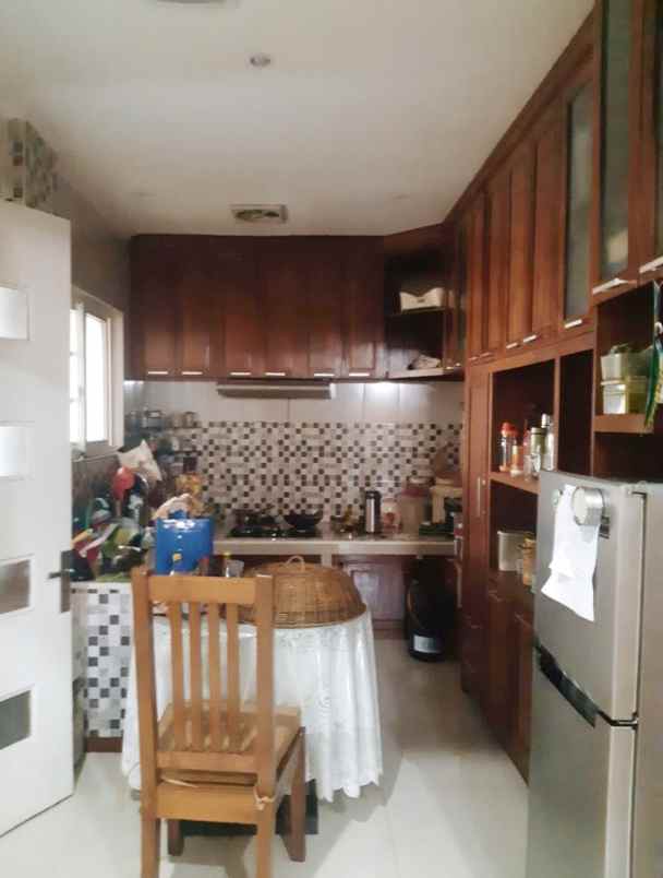 rumah luas rapi dalam perumahan meruyung depok