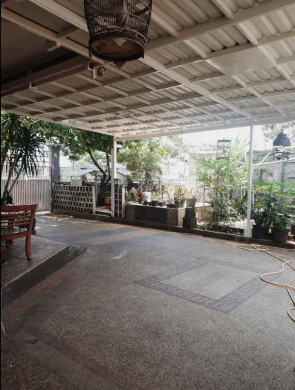 rumah luas rapi dalam perumahan meruyung depok