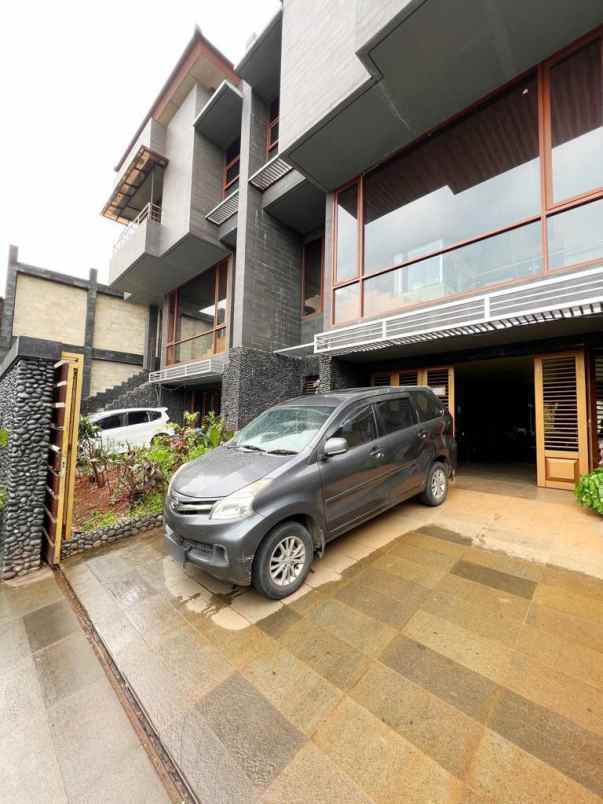 rumah mewah 3 lantai lift di pejaten harga spesial