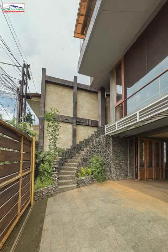 rumah mewah 3 lantai lift di pejaten harga spesial