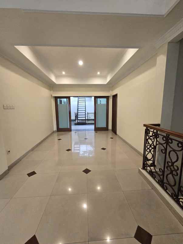 rumah mewah besar lokasi strategis di tebet jaksel