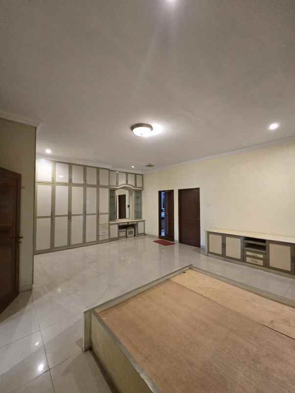 rumah mewah besar lokasi strategis di tebet jaksel