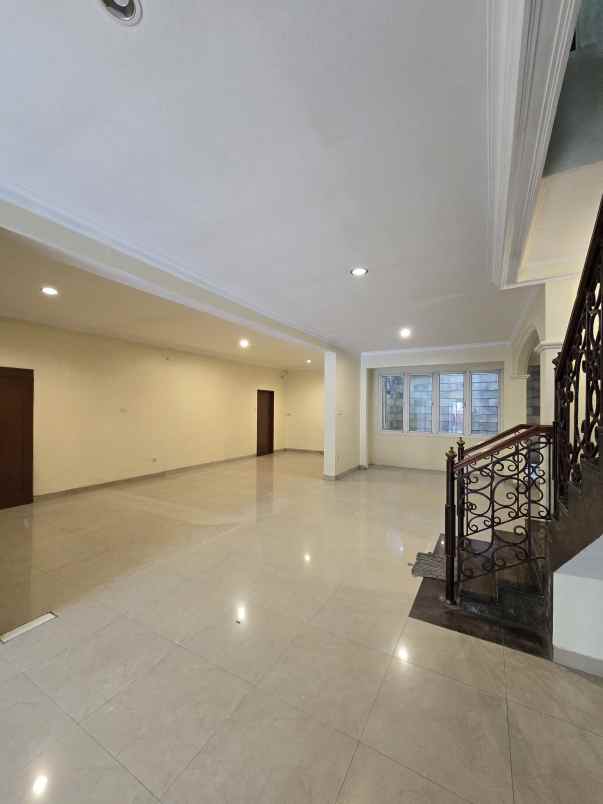 rumah mewah besar lokasi strategis di tebet jaksel