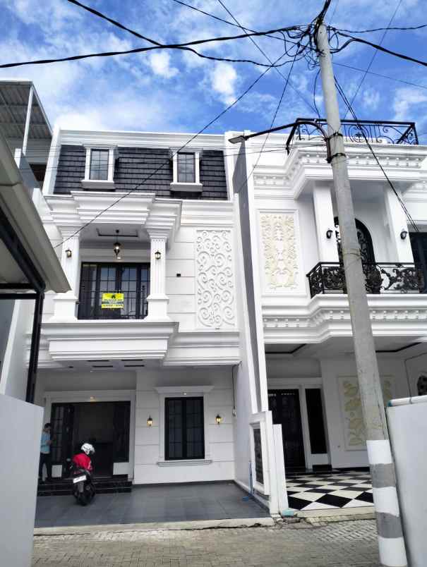 rumah mewah disain american classik jagakarsa jakarta