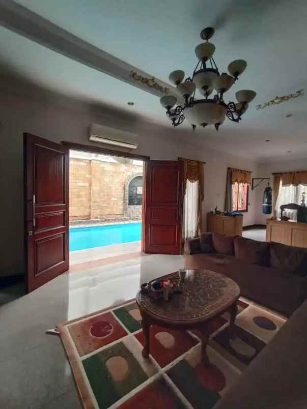 rumah mewah kolam renang pondok kelapa jakarta timur