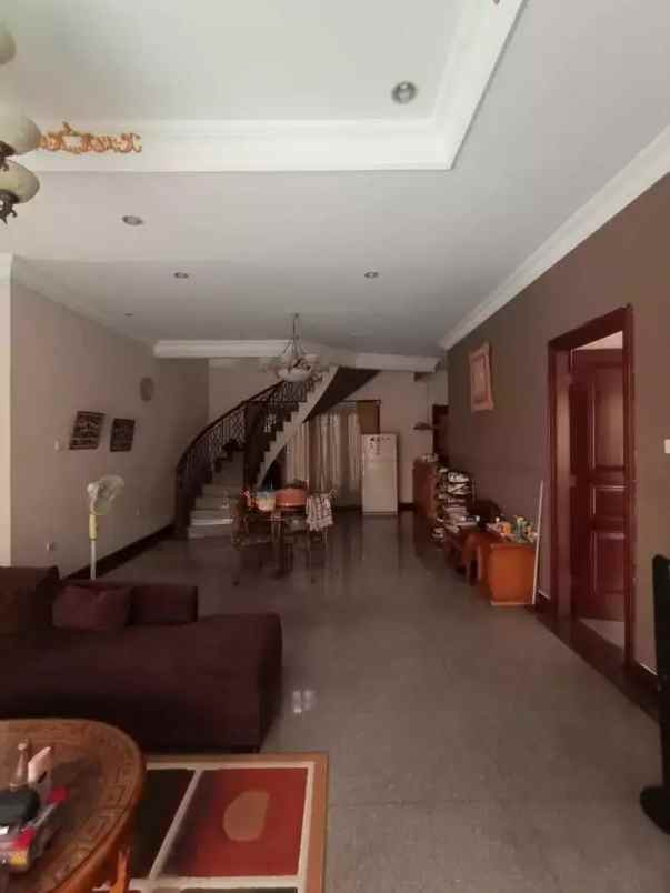 rumah mewah kolam renang pondok kelapa jakarta timur