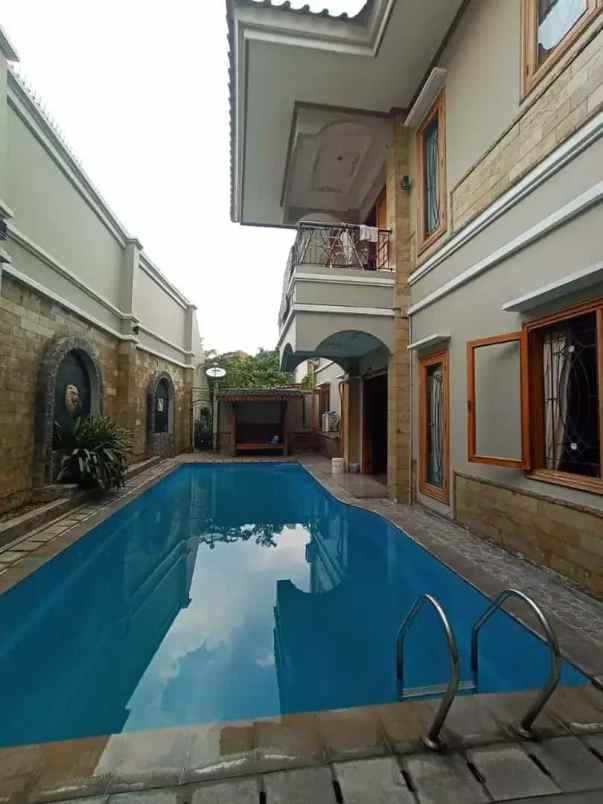 rumah mewah kolam renang pondok kelapa jakarta timur