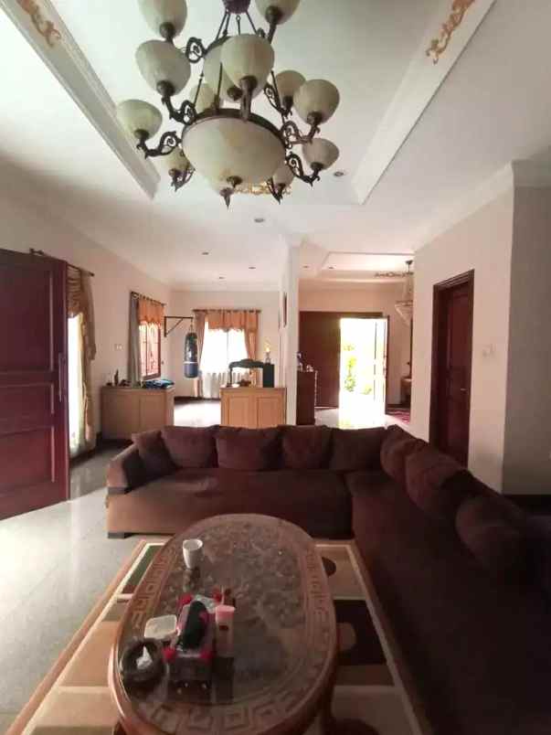 rumah mewah kolam renang pondok kelapa jakarta timur