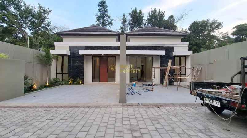 rumah mewah minimalis dekat jalan kaliurang kampus uii