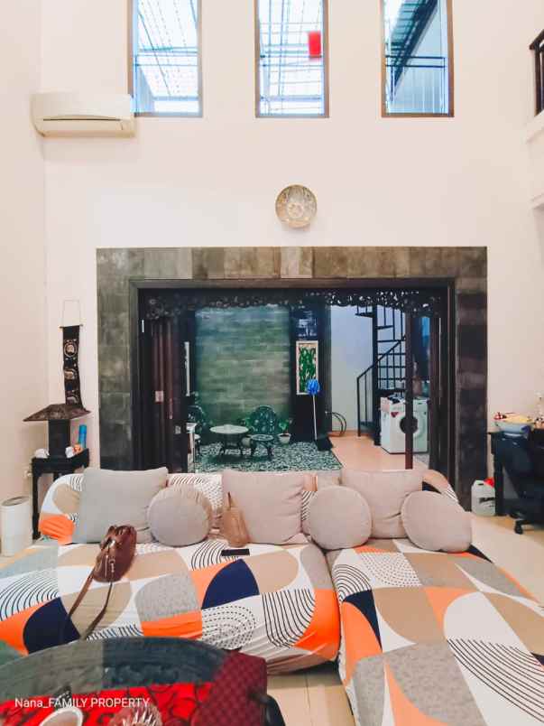 rumah mewah semifurnish siap huni di kebon jeruk