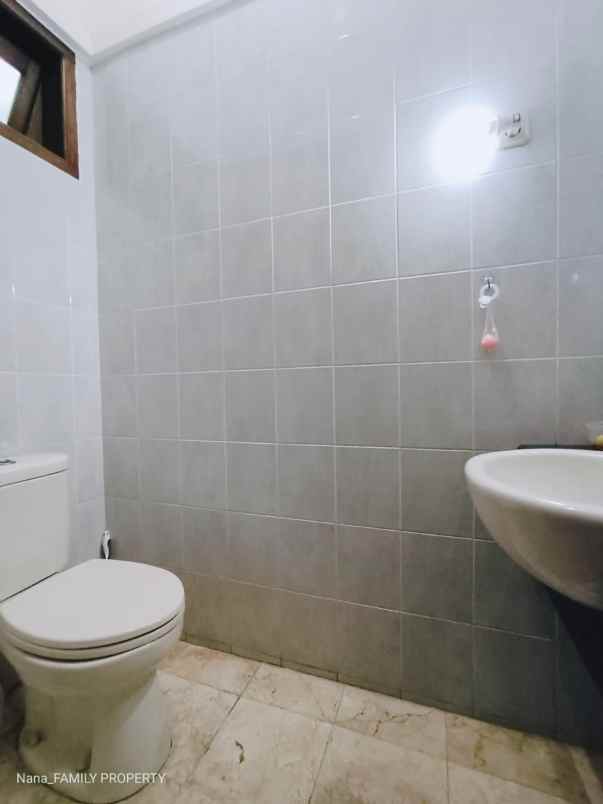 rumah mewah semifurnish siap huni di kebon jeruk