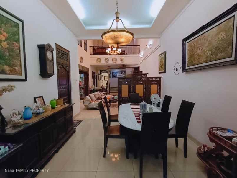 rumah mewah semifurnish siap huni di kebon jeruk