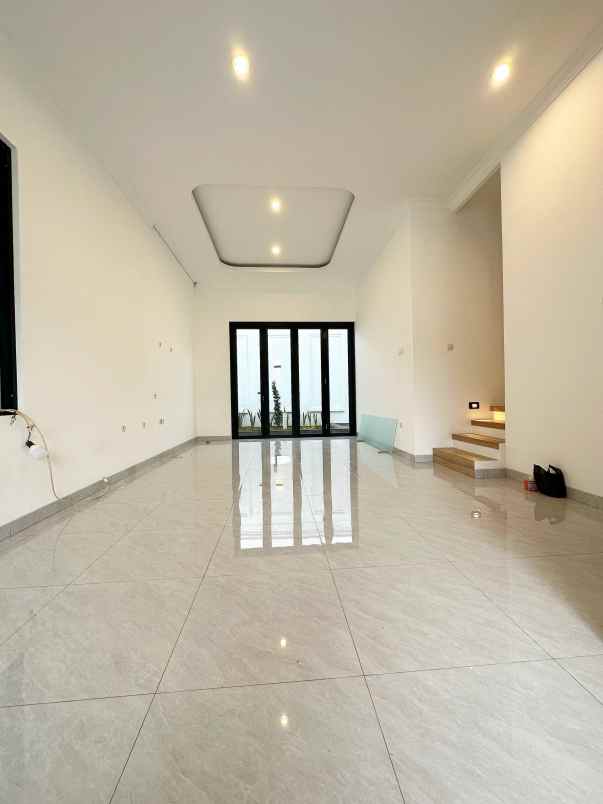 rumah neo klasik di jatibening bekasi 5 kamar