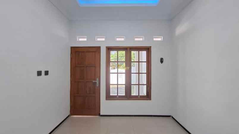 rumah sleman halaman luas akses mudah ke tol sekolah