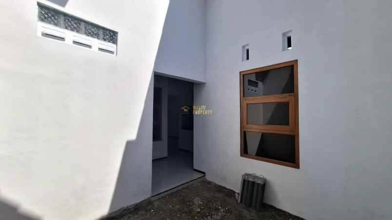 rumah sleman halaman luas akses mudah ke tol sekolah