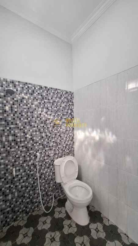 rumah sleman halaman luas akses mudah ke tol sekolah