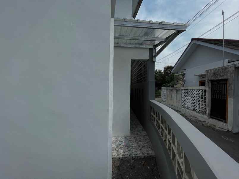 wow cuma 0 9 km ke pasar sleman rumah hook tepi aspal