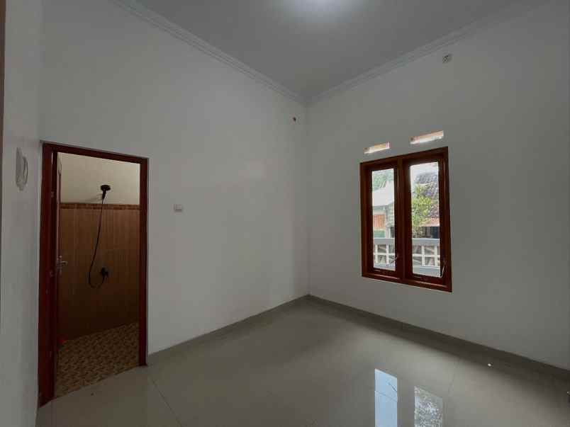 wow cuma 0 9 km ke pasar sleman rumah hook tepi aspal