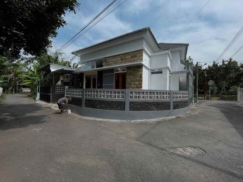 wow cuma 0 9 km ke pasar sleman rumah hook tepi aspal