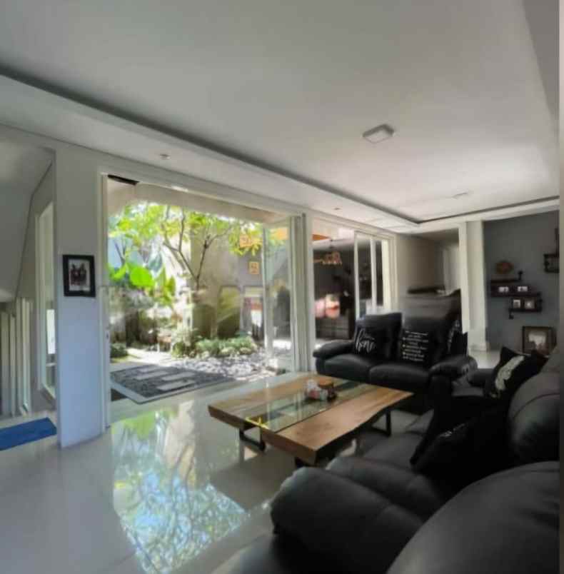 dijual rumah 2 lantai di bernady land slawu jember