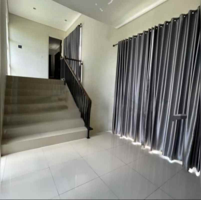 dijual rumah 2 lantai di bernady land slawu jember