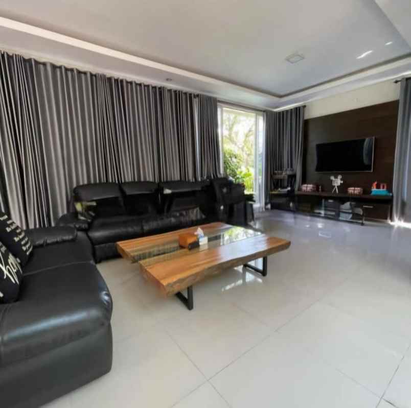 dijual rumah 2 lantai di bernady land slawu jember