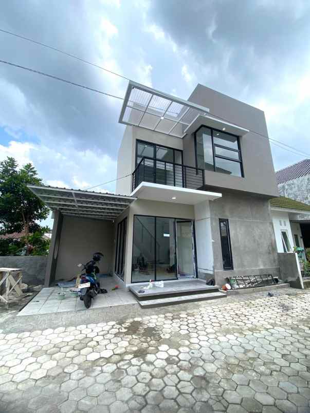 dijual rumah 300 meter pasar potorono