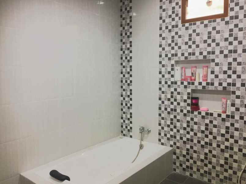 dijual rumah bambu apus pamulang
