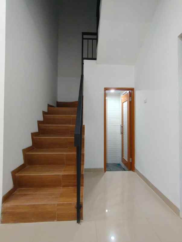 dijual rumah baru 2 lantai di cijantung jakarta timur