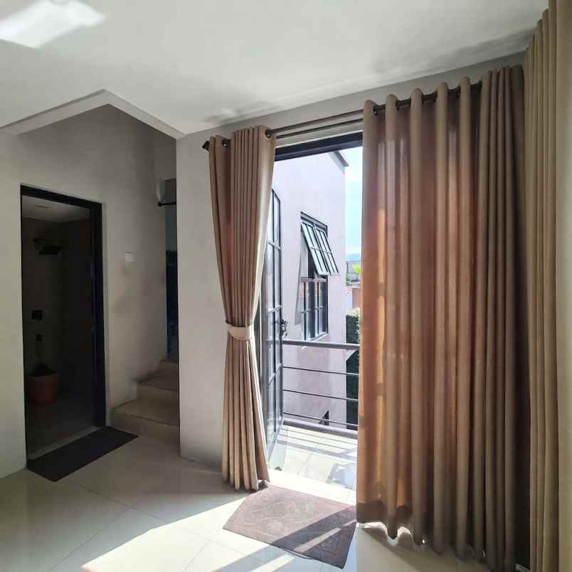 dijual rumah bukit pakar timur dago