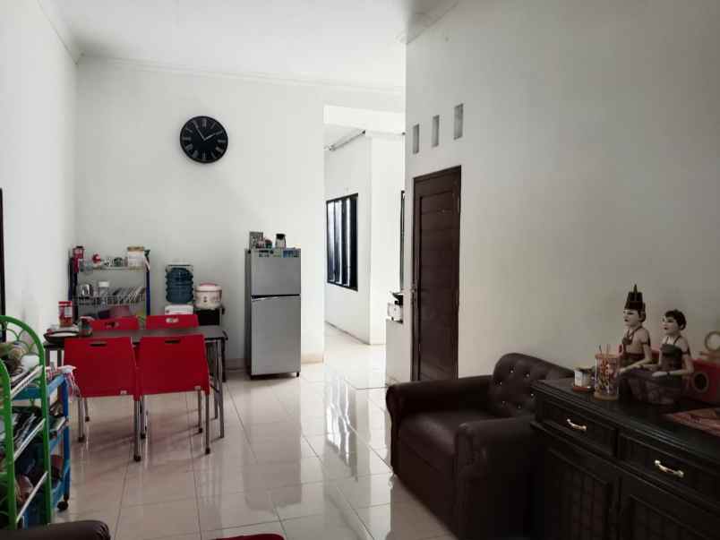 dijual rumah dekat kampus upn