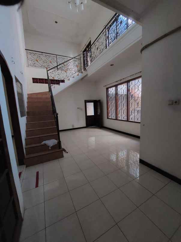 dijual rumah dharmahusada indah