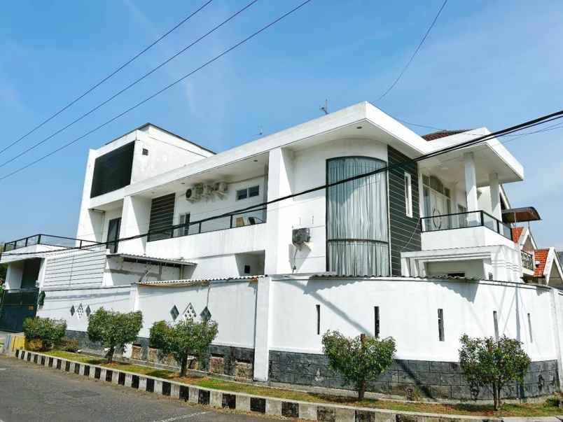 dijual rumah dharmahusada indah utara