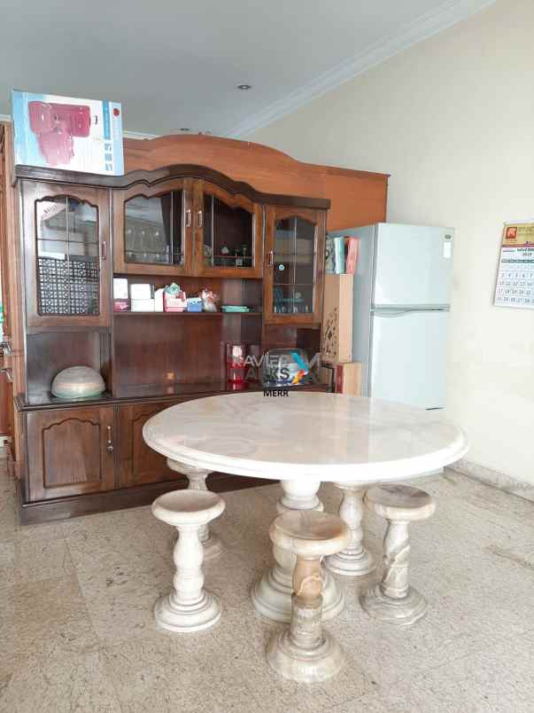 dijual rumah dukuh kupang timur