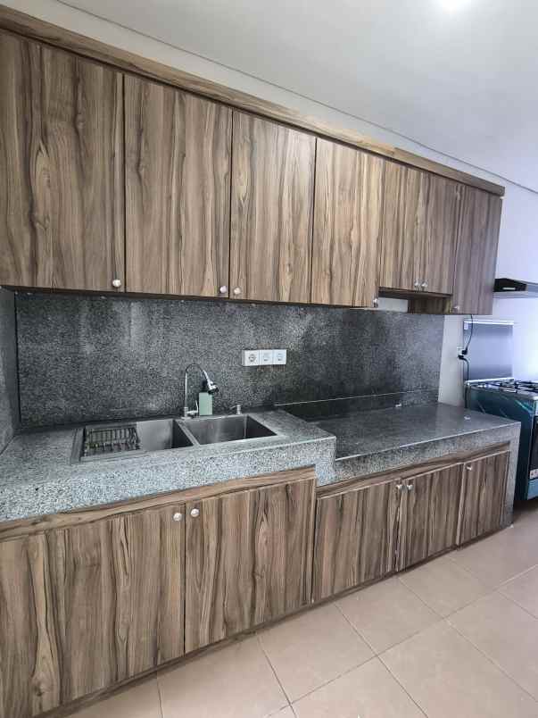 dijual rumah graha famili wiyung