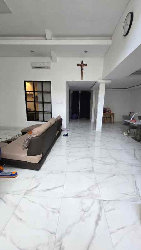 dijual rumah jalan darmo sentosa raya