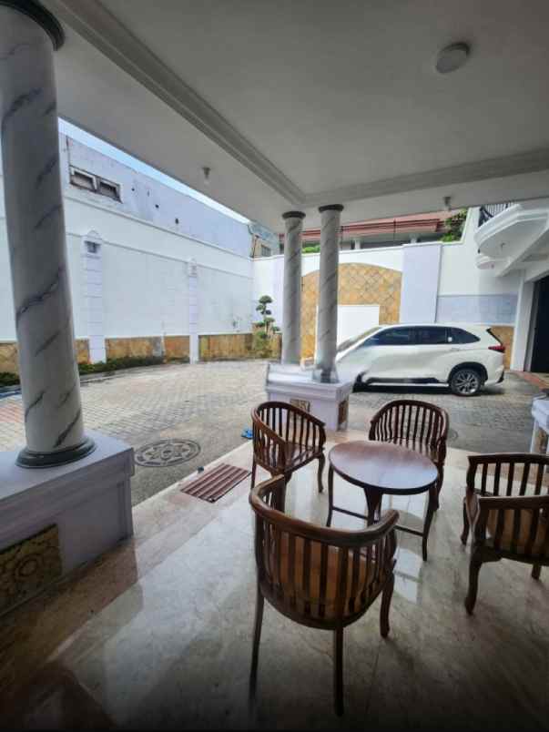 dijual rumah jalan raya darmo