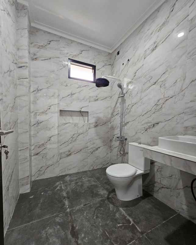 dijual rumah jalan raya komplek bintaro