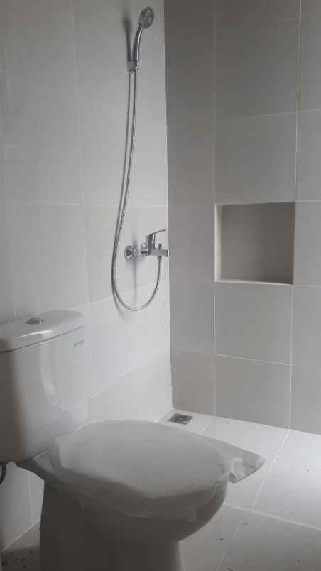 dijual rumah jalan raya petiken