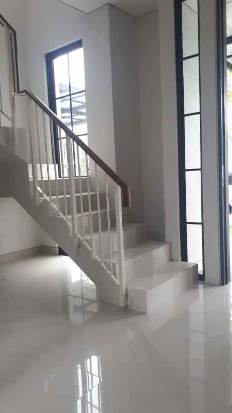 dijual rumah jalan raya petiken